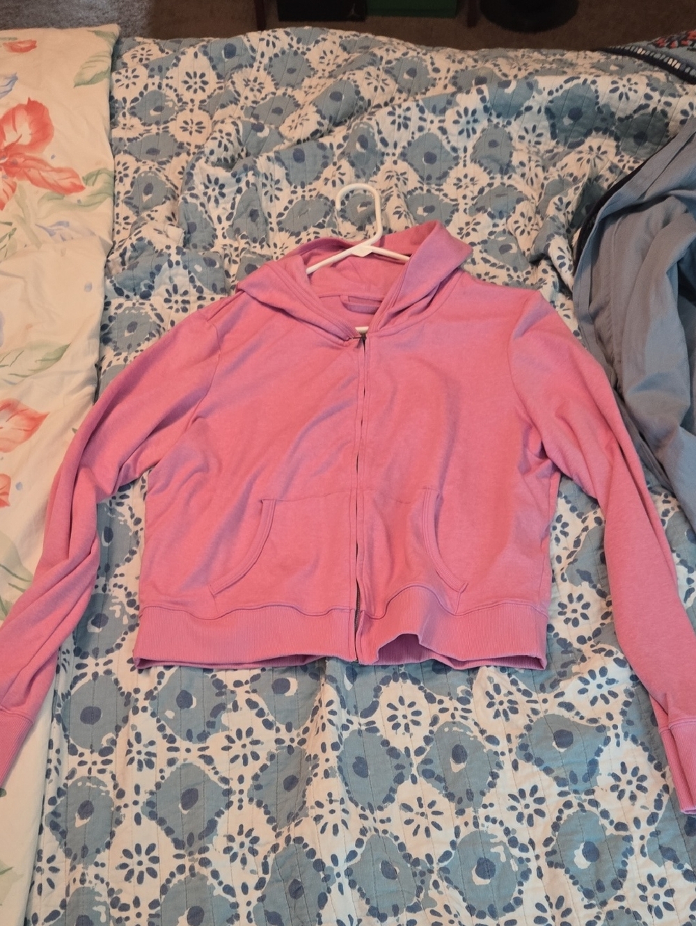 Vuori Halo Pink Zip-Up Crop Hoodie with Kangaroo Pockets